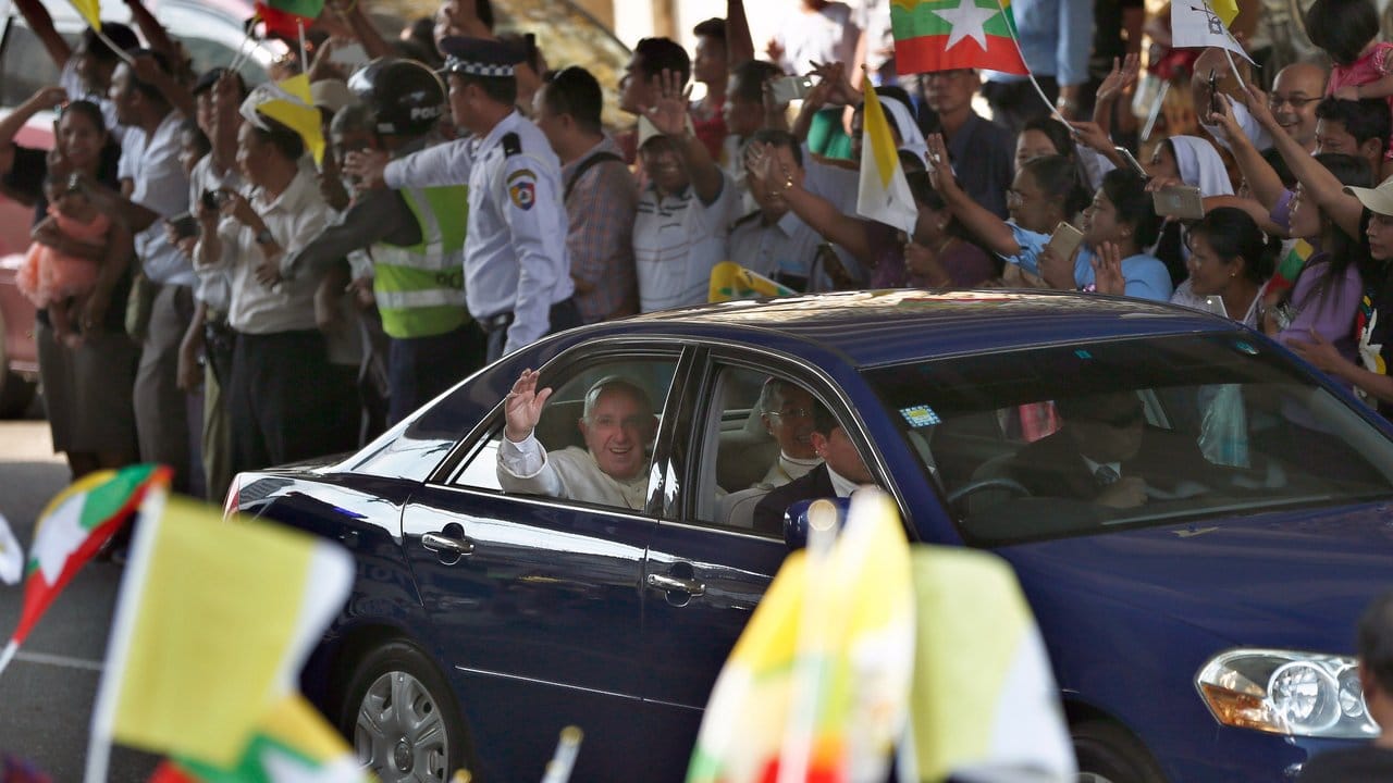 Katholische Gläubige empfangen Papst Franziskus in Yangon. Katholische Gläubige empfangen Papst Franziskus in Yangon.