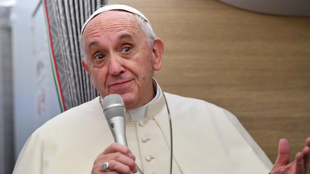 Papst Franziskus spricht während des Flugs nach Myanmar. Papst Franziskus spricht während des Flugs nach Myanmar.