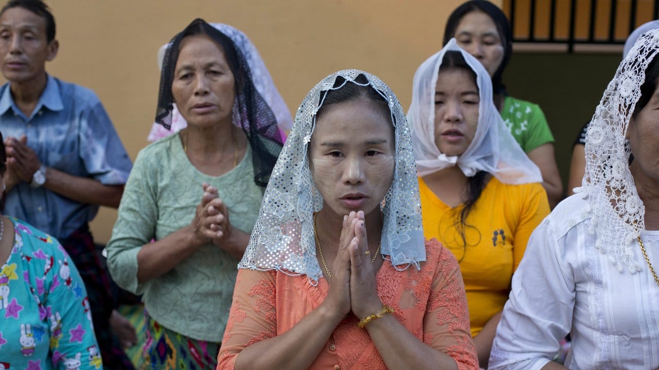 Katholiken der Jingpo-Ethnie beten in Yangon Myanmarmin der katholischen St. Katholiken der Jingpo-Ethnie beten in Yangon Myanmarmin der katholischen St.