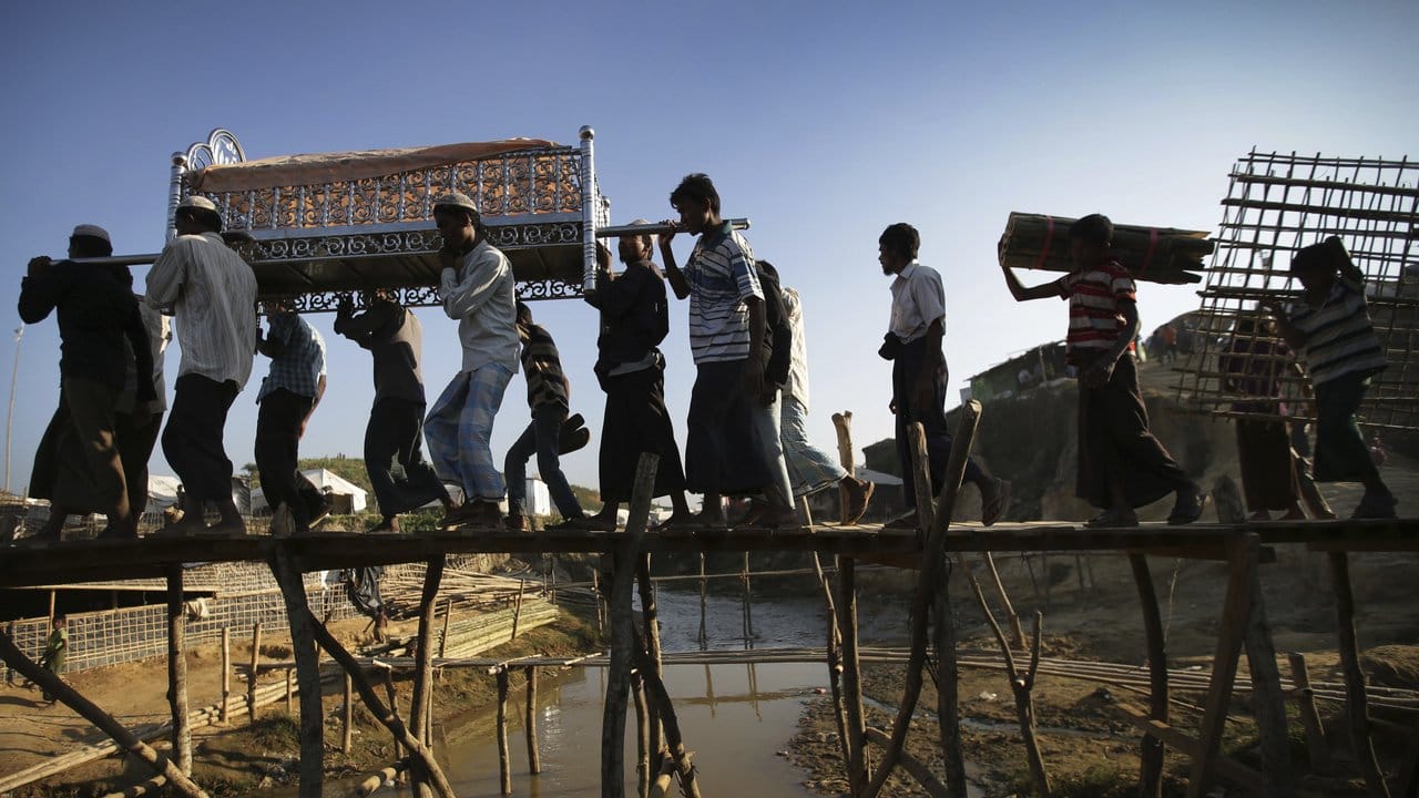 Im Rohingya-Flüchtlingslager Kutupalong in Bangladesch wird ein Verstorbener zu Grabe getragen. Im Rohingya-Flüchtlingslager Kutupalong in Bangladesch wird ein Verstorbener zu Grabe getragen.
