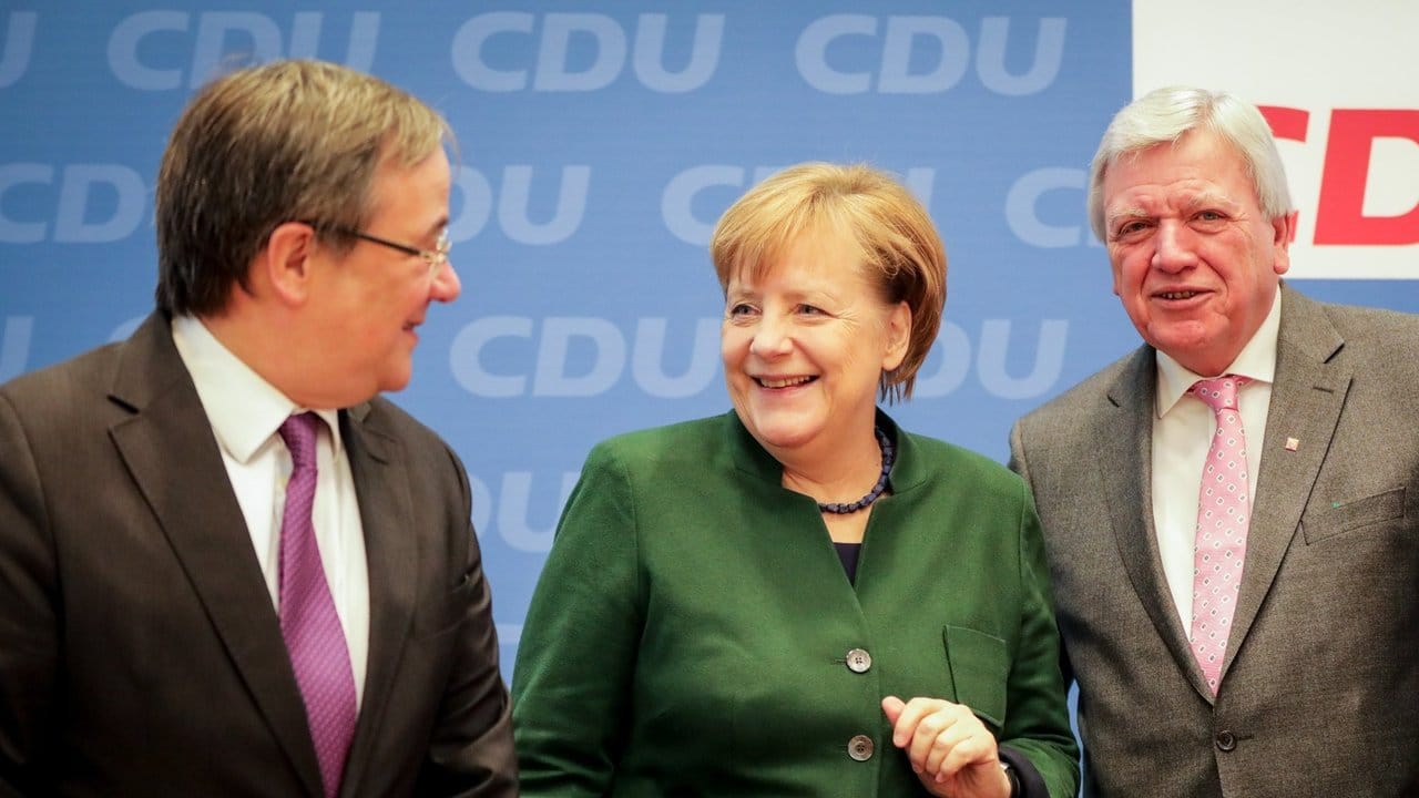 Die engste CDU-Spitze befürwortet nach den gescheiterten Sondierungen für Jamaika Gespräche mit der SPD. Die engste CDU-Spitze befürwortet nach den gescheiterten Sondierungen für Jamaika Gespräche mit der SPD.