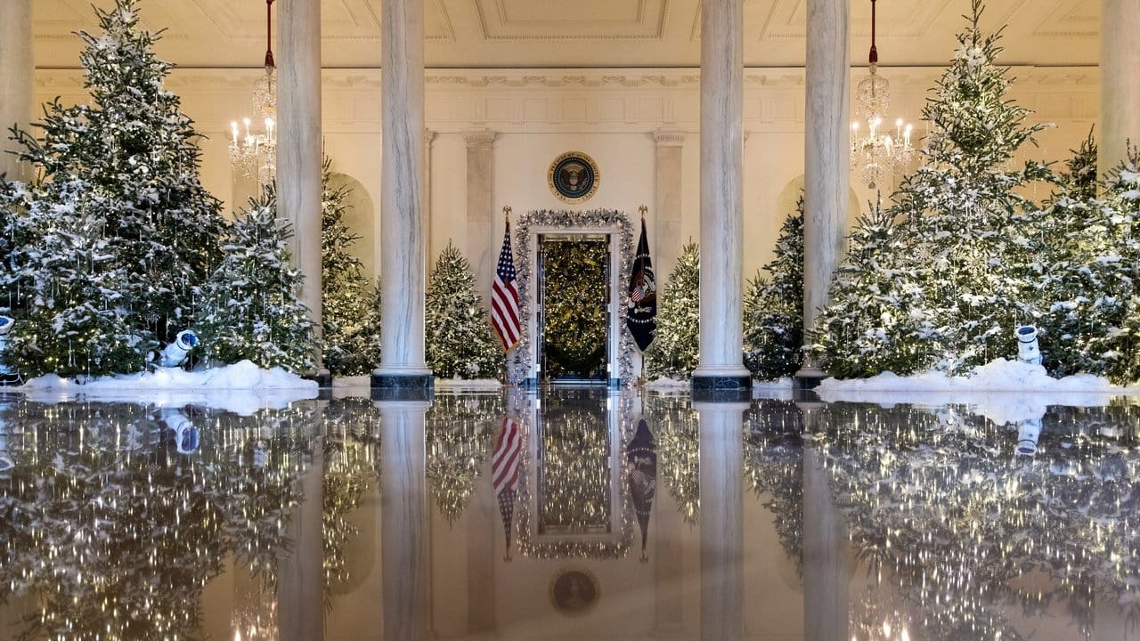 Das großes Foyer und die Cross Hall des Weißen Hauses sind festlich geschmückt.