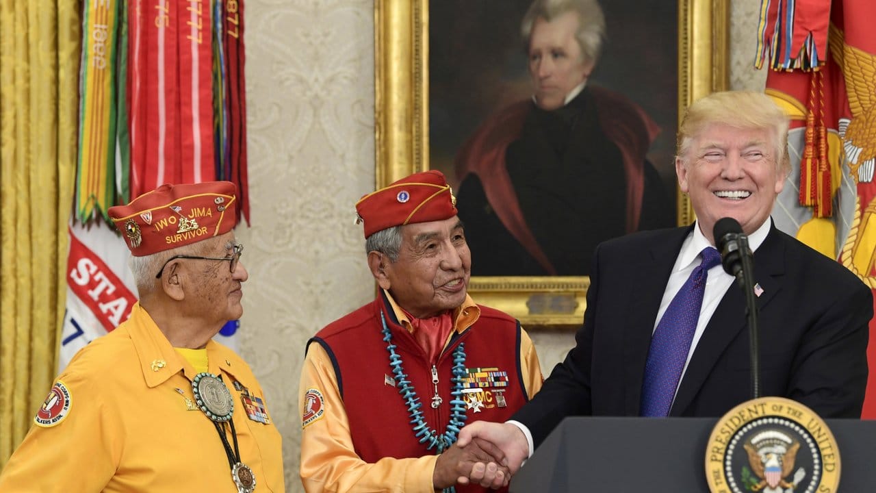 US-Präsident Donald Trump trifft die Navajo-Indianer Peter MacDonald (M.