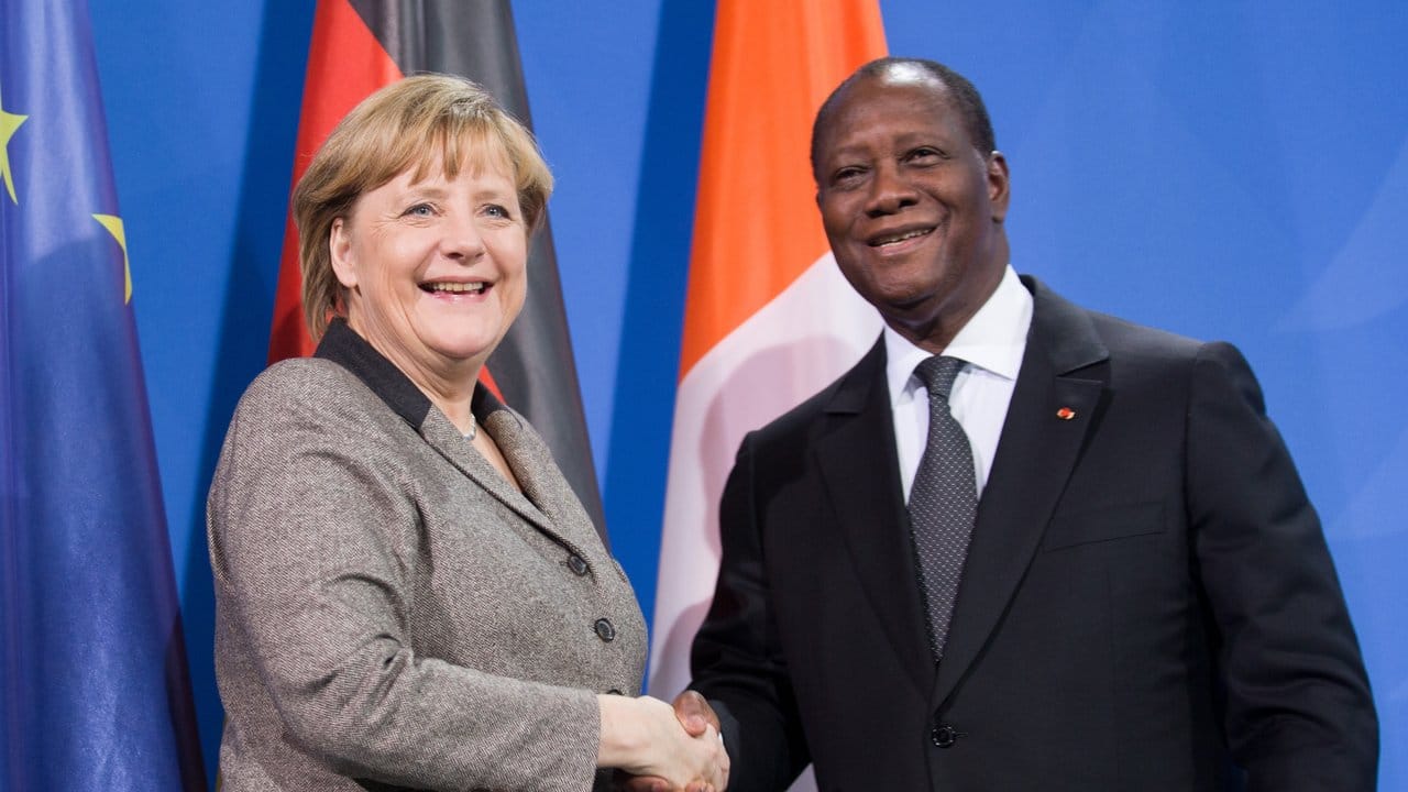 Bundeskanzlerin Angela Merkel und der Präsident der Elfenbeinküste, Alassane Ouattara, bei einem Treffen Anfang 2013 in Berlin. Bundeskanzlerin Angela Merkel und der Präsident der Elfenbeinküste, Alassane Ouattara, bei einem Treffen Anfang 2013 in Berlin.