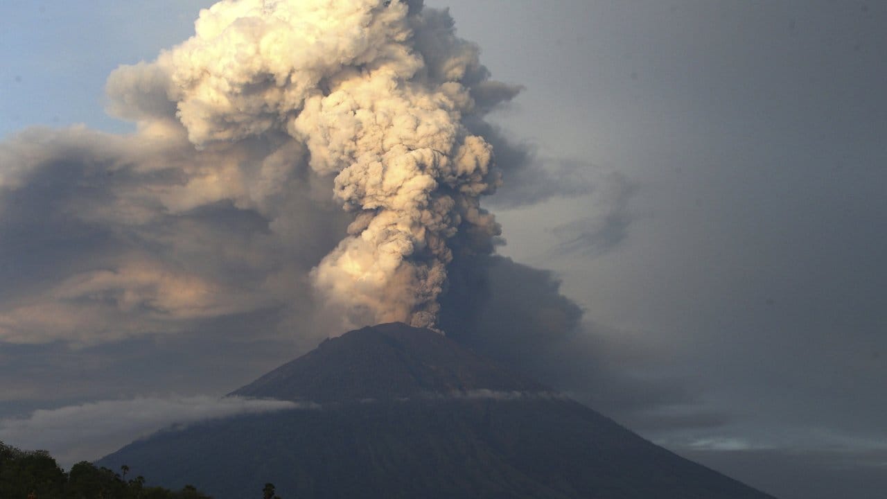 Der Vulkan Mount Agung spuckt Rauch und Asche.