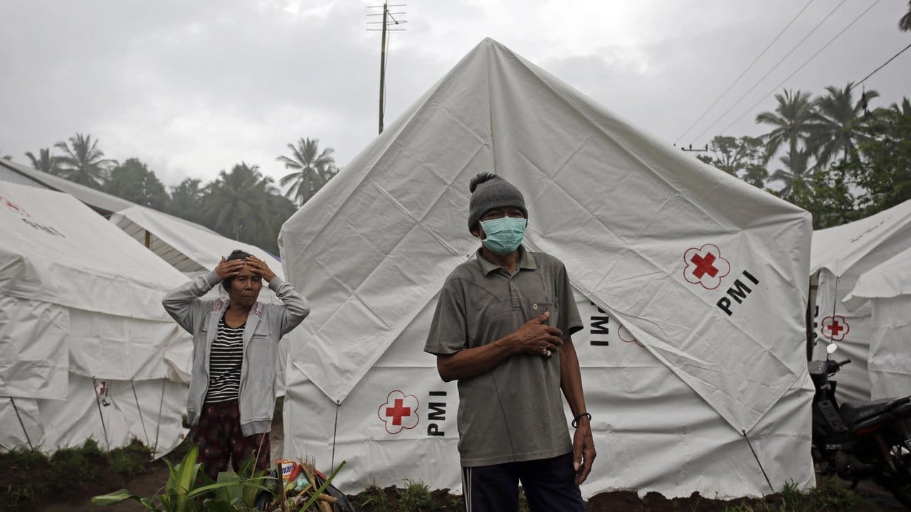 Notunterkunft für Menschen aus den evakuierten Gebieten rund um den Vulkan Mount Agung.