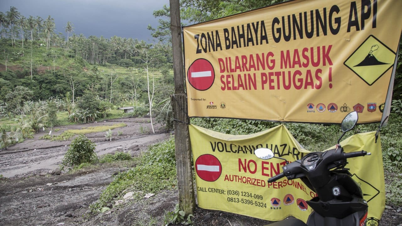 Warnschilder auf Bali: Der Vulkan Mount Agung steht kurz vor einem Ausbruchs.