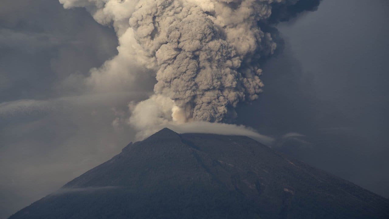 Der Vulkan Mount Agung spuckt Rauch und Asche.