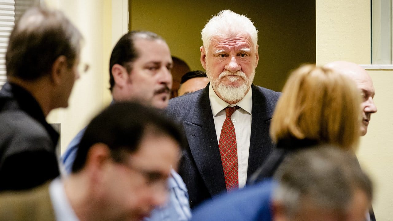 Slobodan Praljak auf dem Weg in den Gerichtsaal des UN-Kriegsverbrechertribunals. Slobodan Praljak auf dem Weg in den Gerichtsaal des UN-Kriegsverbrechertribunals.