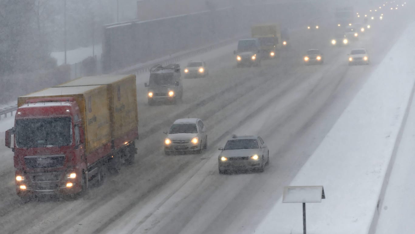 Autos im Schneegestöber bei München: Auch am Wochenende ist mit Glätte auf den Straßen zu rechnen.