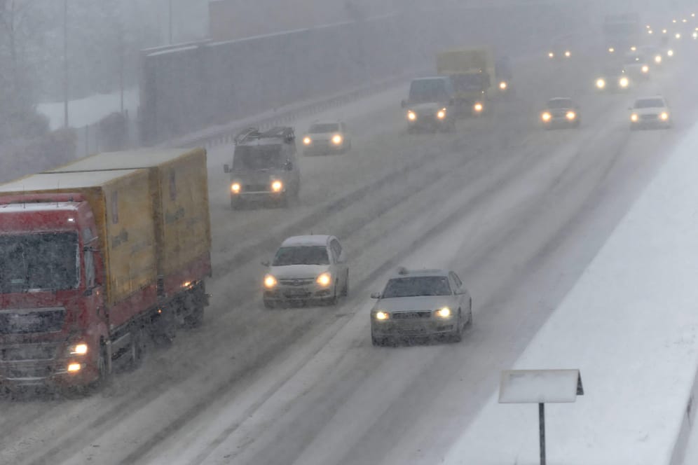 Autos im Schneegestöber bei München: Auch am Wochenende ist mit Glätte auf den Straßen zu rechnen.