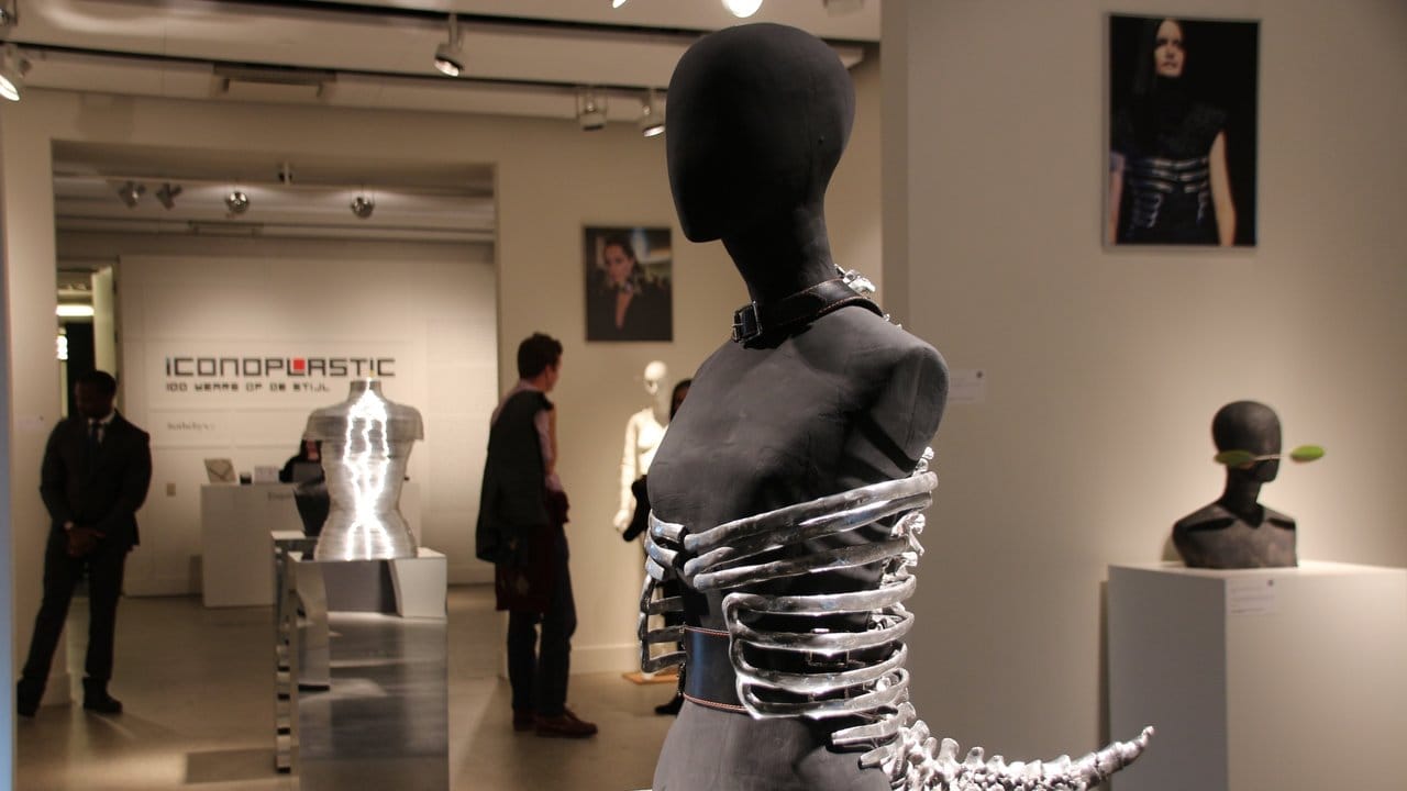 Das "Skeleton Corset" von Designer Shaun Leane für das Label Alexander McQueen war Bestandteil der Frühling/Sommer-Kollektion 1998.