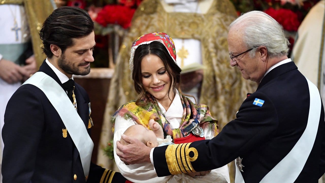 Prinz Carl Philip (l), Prinzessin Sofia und Schwedens König Carl Gustaf bei der Taufe von Prinz Gabriel.