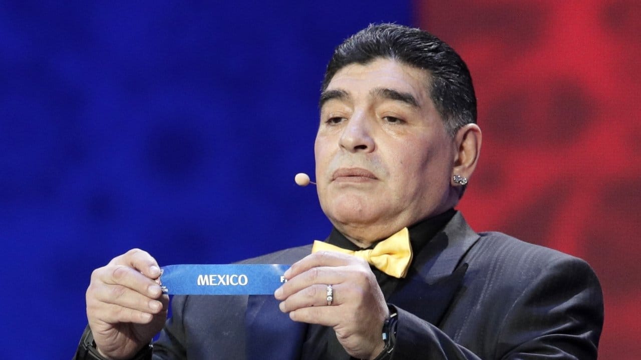 Mit feierlichem Ernst präsentiert Diego Maradona das Los von Mexiko.