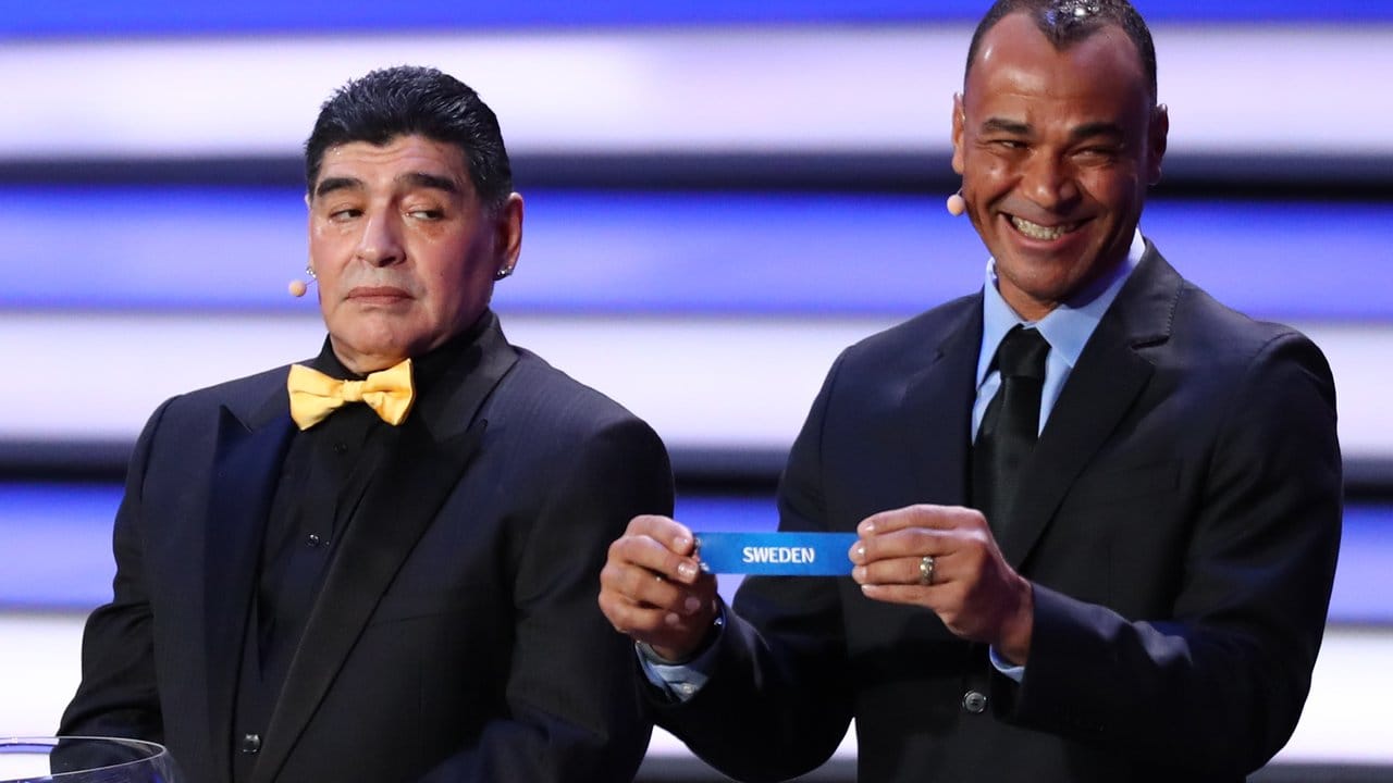 Neben dem bierernsten Diego Maradona (l) wirkt Lospate Cafu mit dem Los von Schweden geradezu erfrischend.