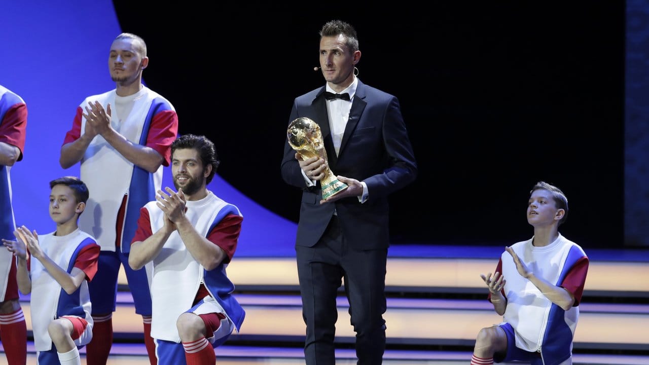 Der ehemalige deutsche Nationalspieler Miroslav Klose trägt im Kremlpalast den WM-Pokal auf die Bühne.