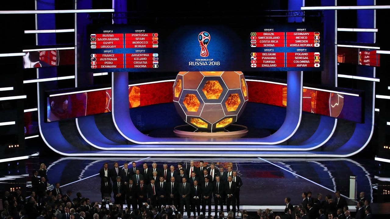 Die Trainer der für die WM qualifizierten Naionalteams stellen sich in Moskau auf der Bühne auf.