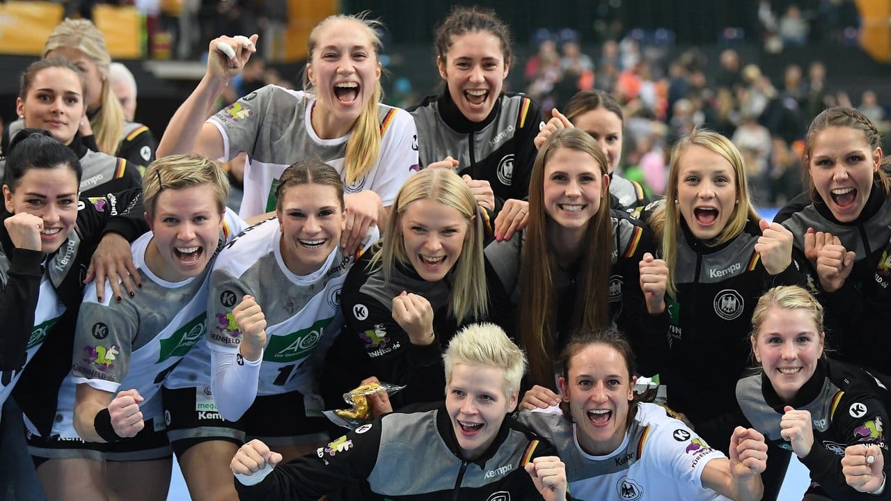 Die deutschen Nationalspielerinnen freuen sich über ihren 28:15-Sieg im ersten Spiel gegen Kamerun.