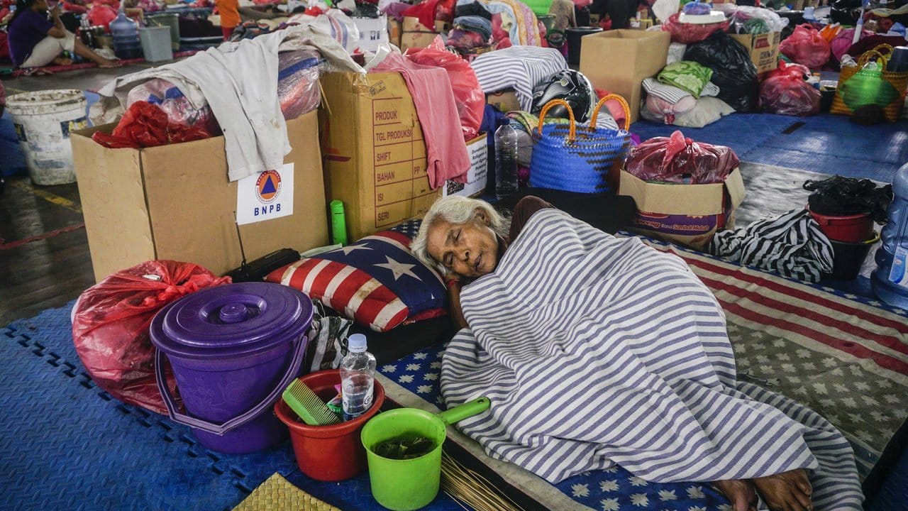 Eine Frau, die aus ihrem Dorf nahe dem Vulkan Mount Agung gerettet werden musste, schläft in einer Notunterkunft.