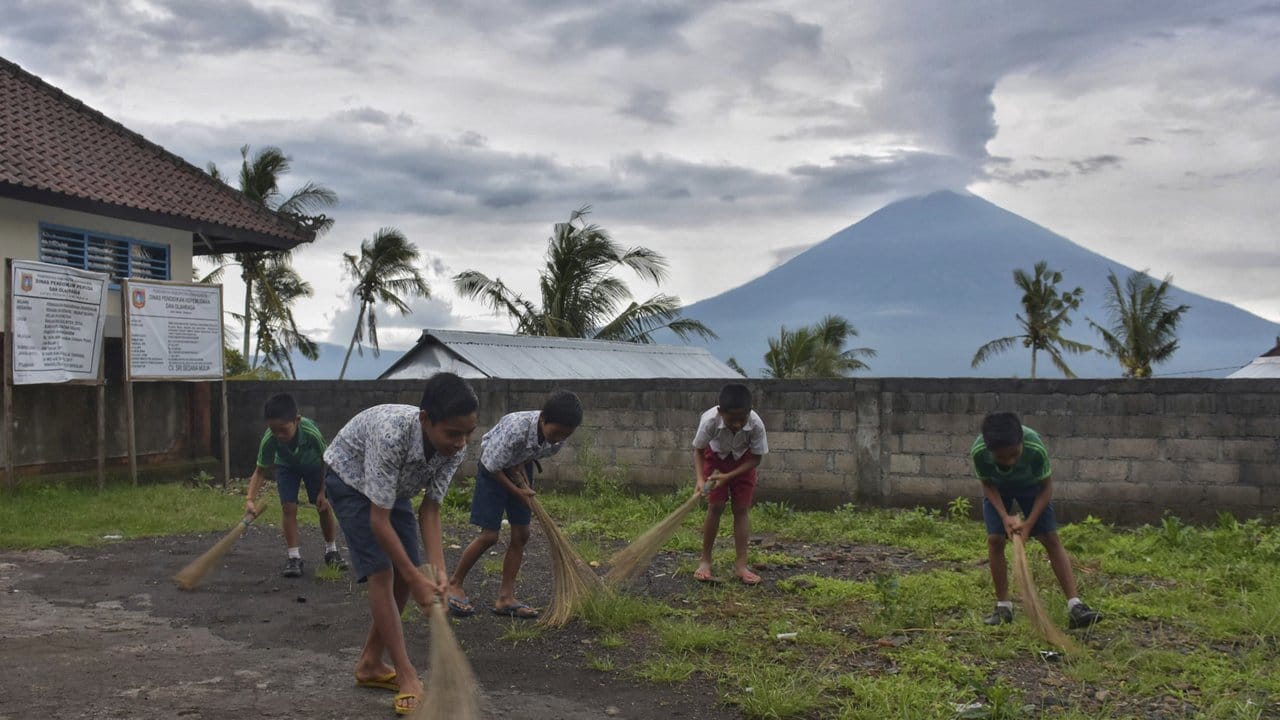 Auf Bali spuckte der Vulkan Agung zwischenzeitlich Asche mehr als zwei Kilometer hoch in die Atmosphäre.