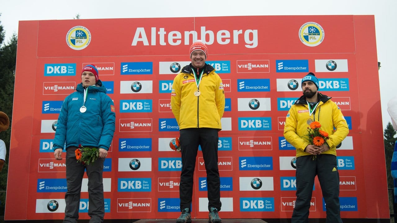 Felix Loch (M) siegte in Altenberg vor Roman Repilow (l) und Andi Langenhan.
