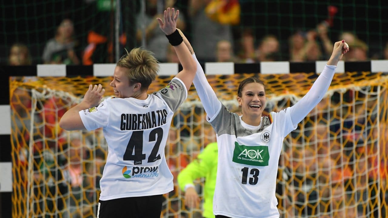 Friederike Gubernatis (l) und Julia Behnke freuen sich über einen Treffer gegen Südkorea.
