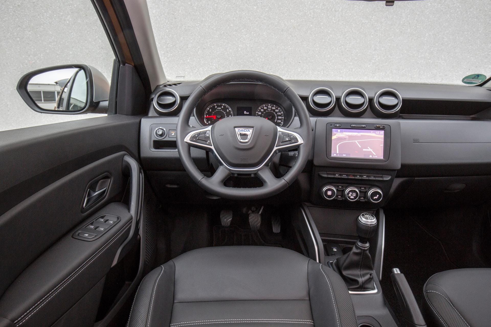 Da in dieser Preisklasse nun mal kein feines Cockpit in Lack und Leder zu erwarten ist, muss sich der Dacia-Fahrer mit einer schwarzen Plastiklandschaft abfinden.