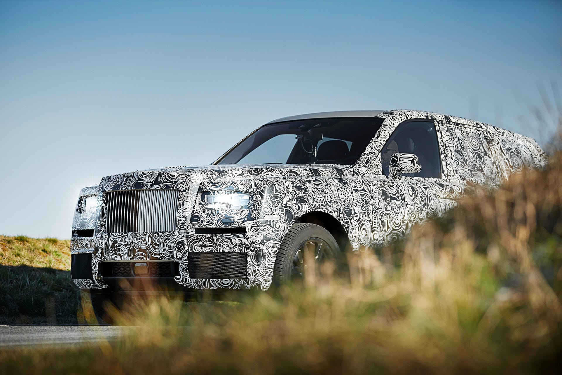 Das Luxus-SUV Cullinan von Rolls-Royce fährt derzeit noch im Tarnkleid umher.