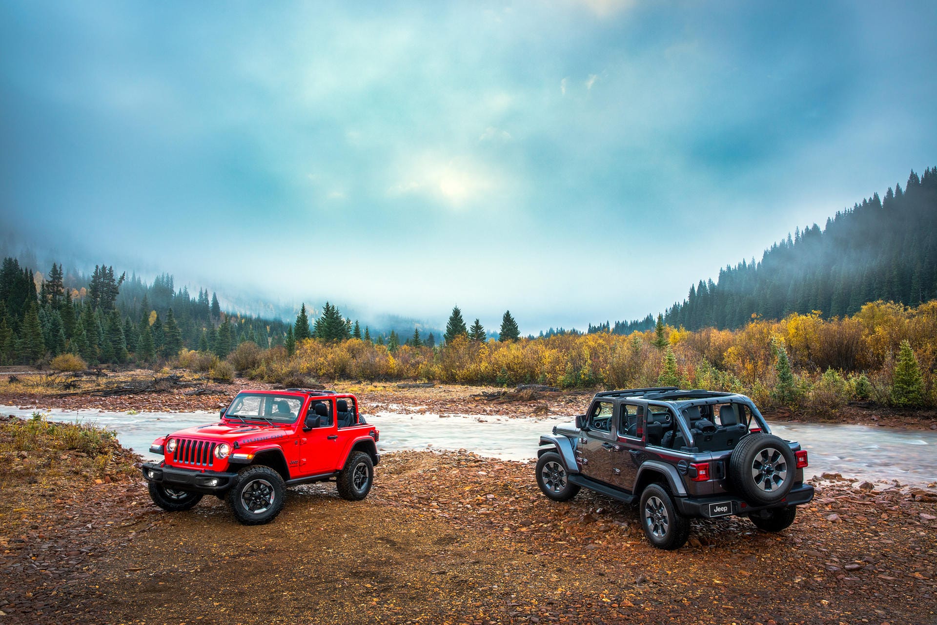 Neuauflage im klassischen Look: Jeep bringt seinen neuen Wrangler in mehreren Varianten, so als "Rubicon" und als "Sahara" (rechts).