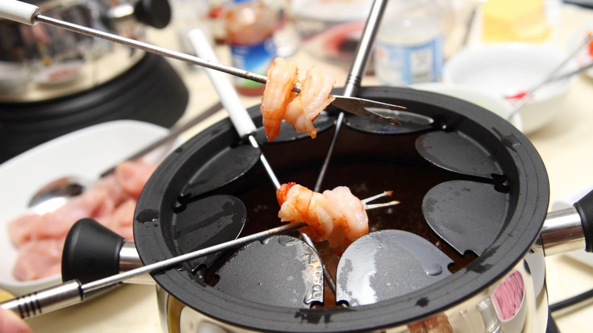 Bei Fondue mit Fisch oder Meeresfrüchten sollten Sie zu Sorten greifen, die beim Zubereiten nicht so schnell zerfallen, wie zum Beispiel Lachs oder Seeteufel. Auch Garnelen sind schmackhaft dazu.