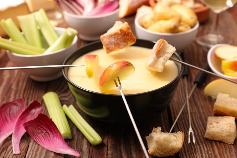 Für ein vegetarisches Fondue eignet sich besonders gut Gemüse im Teigmantel. In Öl oder Fett frittiert sollte es zu passenden Dips und Soßen serviert werden, damit es nicht zu trocken wird.
