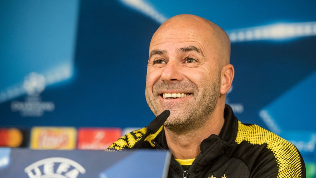 Hat trotz der ernsten Lage sein Lachen noch nicht verloren: BVB-Trainer Peter Bosz.