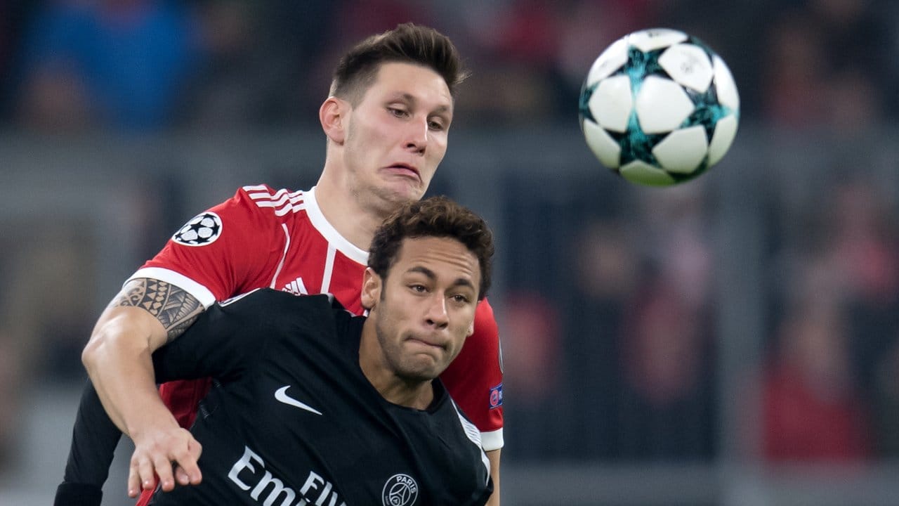 Bayern-Verteidiger Niklas Süle (hinten) versucht vor Neymar an den Ball zu kommen.