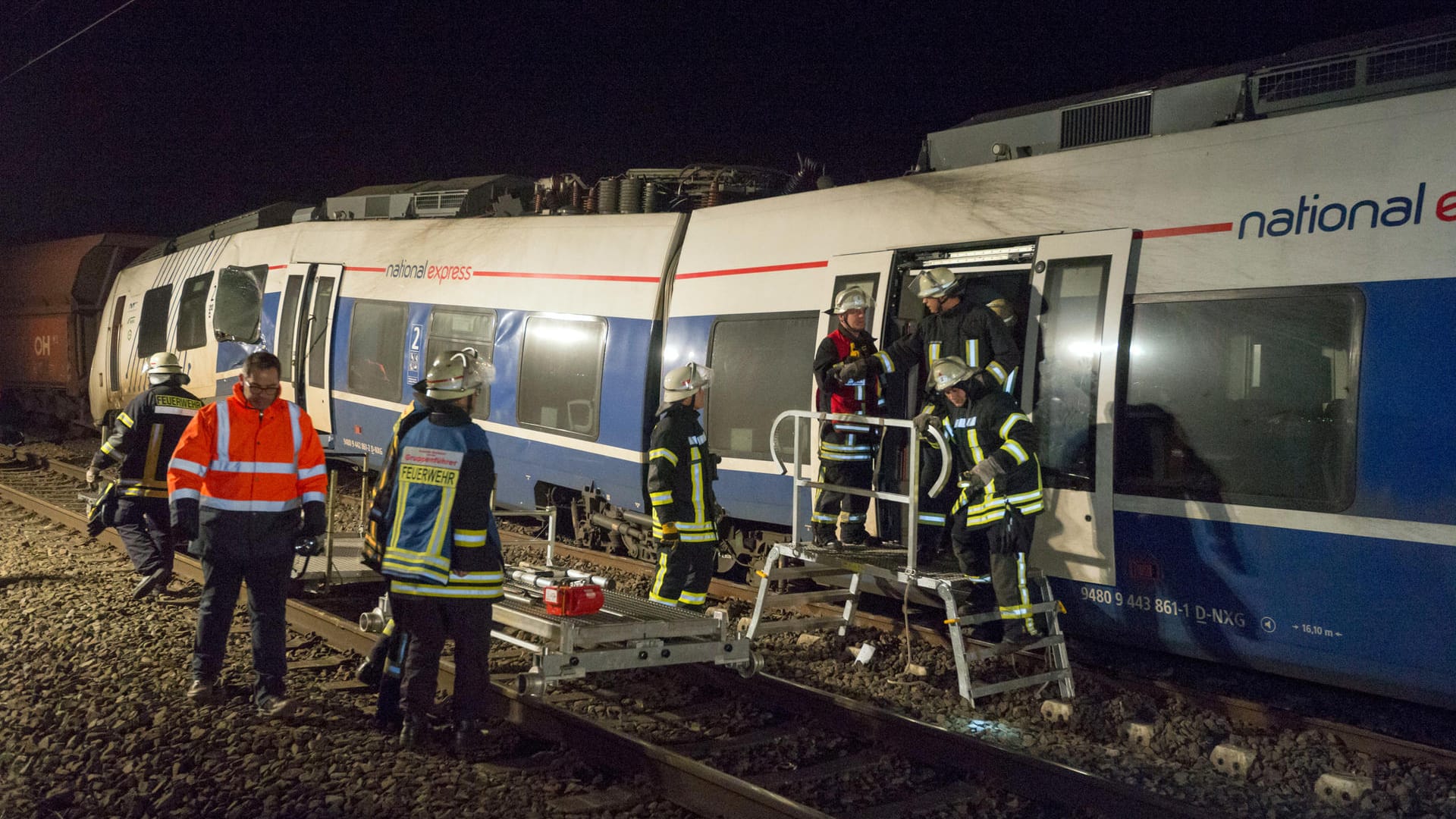 Feuerwehrleute stehen an einem verunglückten Personenzug in Meerbusch (Nordrhein-Westfalen).