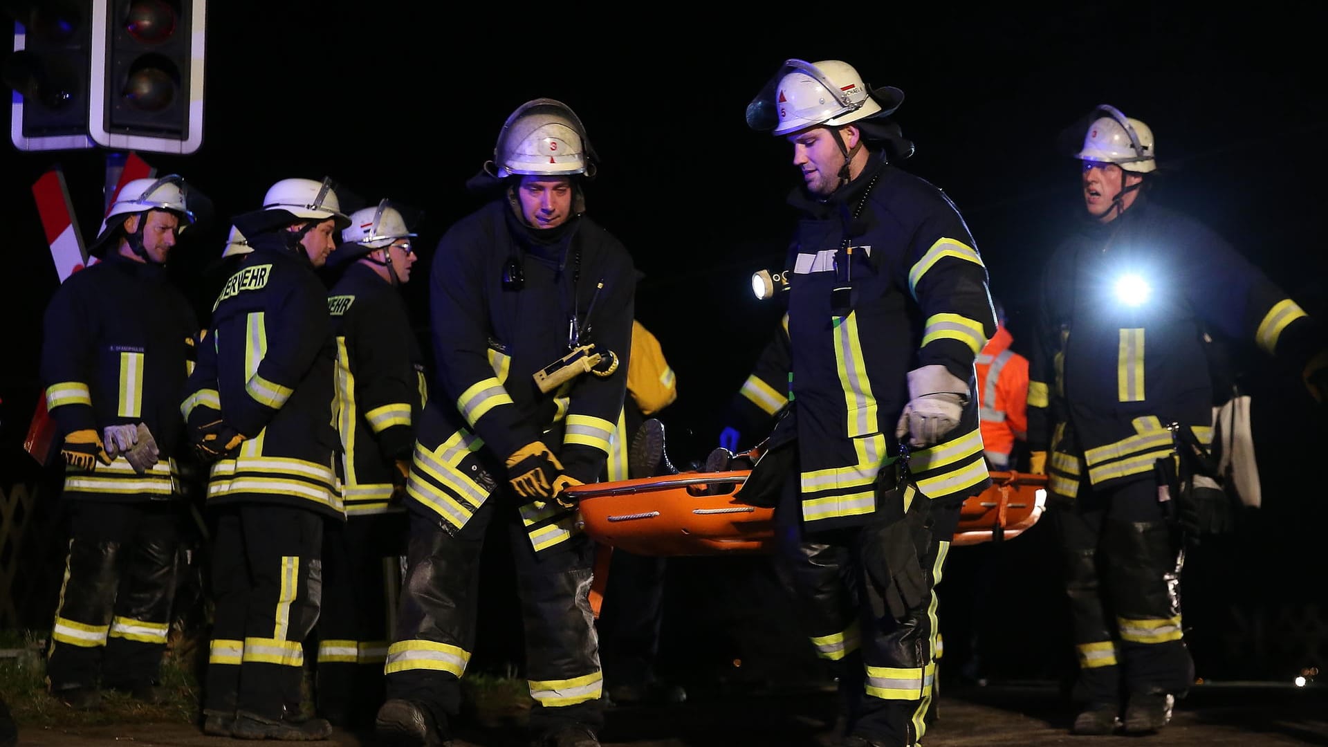 Feuerwehrleute bergen eine verletzte Person. Bei dem Zugunglück gab es insgesamt 50 Verletzte.