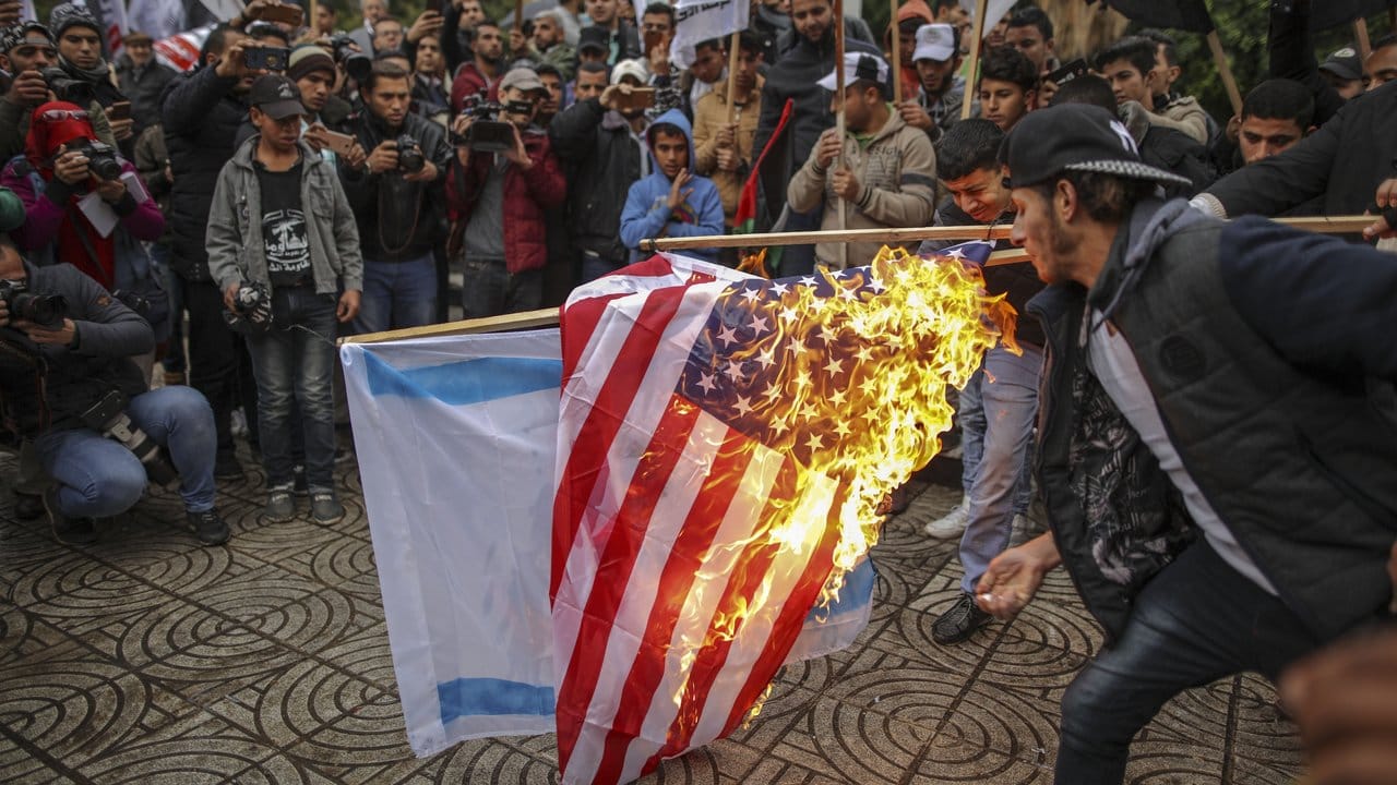 Palästinenser verbrennen in Gaza (Palästinensische Autonomiegebiete) die amerikanische und die israelische Flagge. Palästinenser verbrennen in Gaza (Palästinensische Autonomiegebiete) die amerikanische und die israelische Flagge.