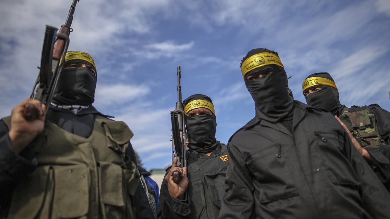 Bewaffnete Kämpfer der Fatah nehmen in Gaza (Palästinensische Autonomiegebiete) an Protesten gegen US-Präsident Trumps Vorhaben, Jerusalem als Hauptstadt Israels anzuerkennen, teil. Bewaffnete Kämpfer der Fatah nehmen in Gaza (Palästinensische Autonomiegebiete) an Protesten gegen US-Präsident Trumps Vorhaben, Jerusalem als Hauptstadt Israels anzuerkennen, teil.