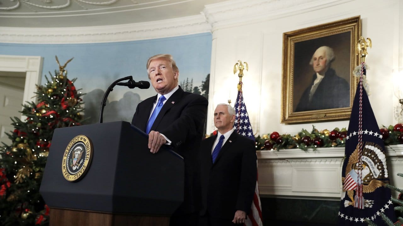 US-Präsident Donald Trump (l) spricht im Diplomatic Reception Room im Weißen Haus in Washington. US-Präsident Donald Trump (l) spricht im Diplomatic Reception Room im Weißen Haus in Washington.