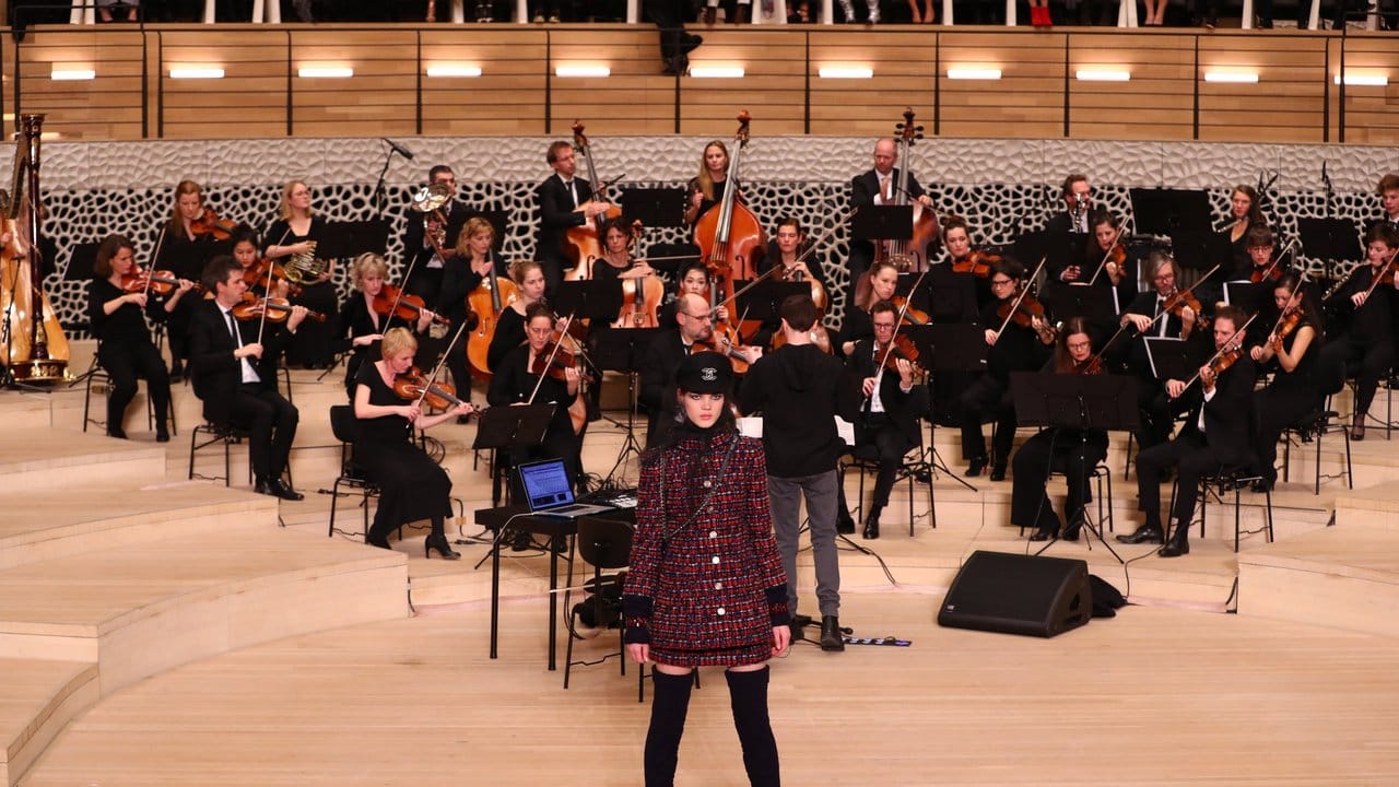 Großes Orchester und große Mode im Großen Saal der Elbphilharmonie.