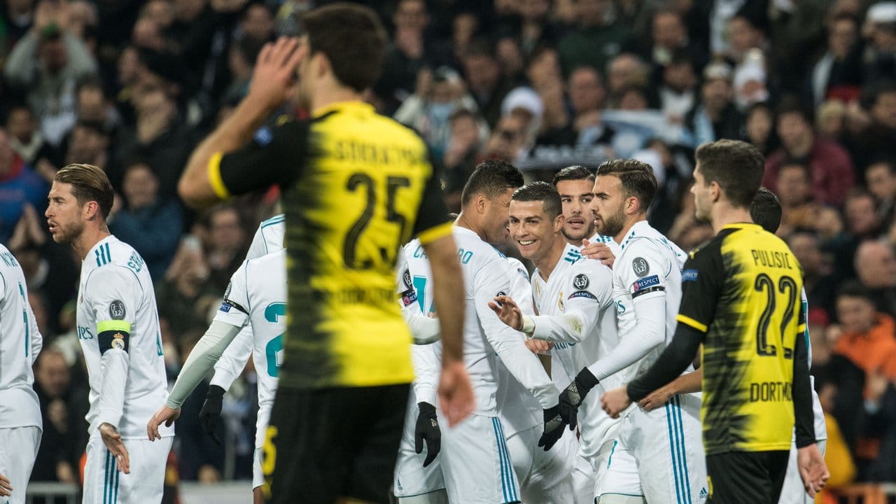 Cristiano Ronaldo (M) lässt sich für sein Tor feiern - die BVB-Spieler sind frustriert.