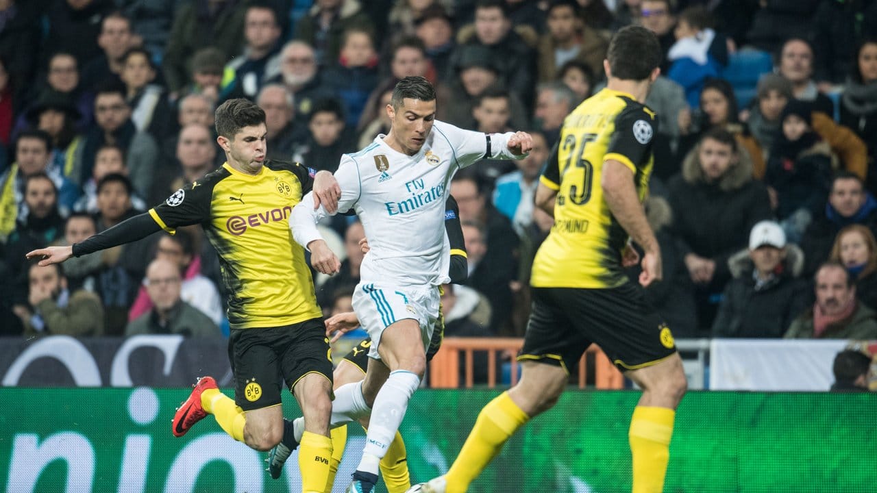 Der Dortmunder Christian Pulisic (l) und Sokratis versucht Real-Superstar Cristiano Ronaldo (M) von Ball zu trennen.