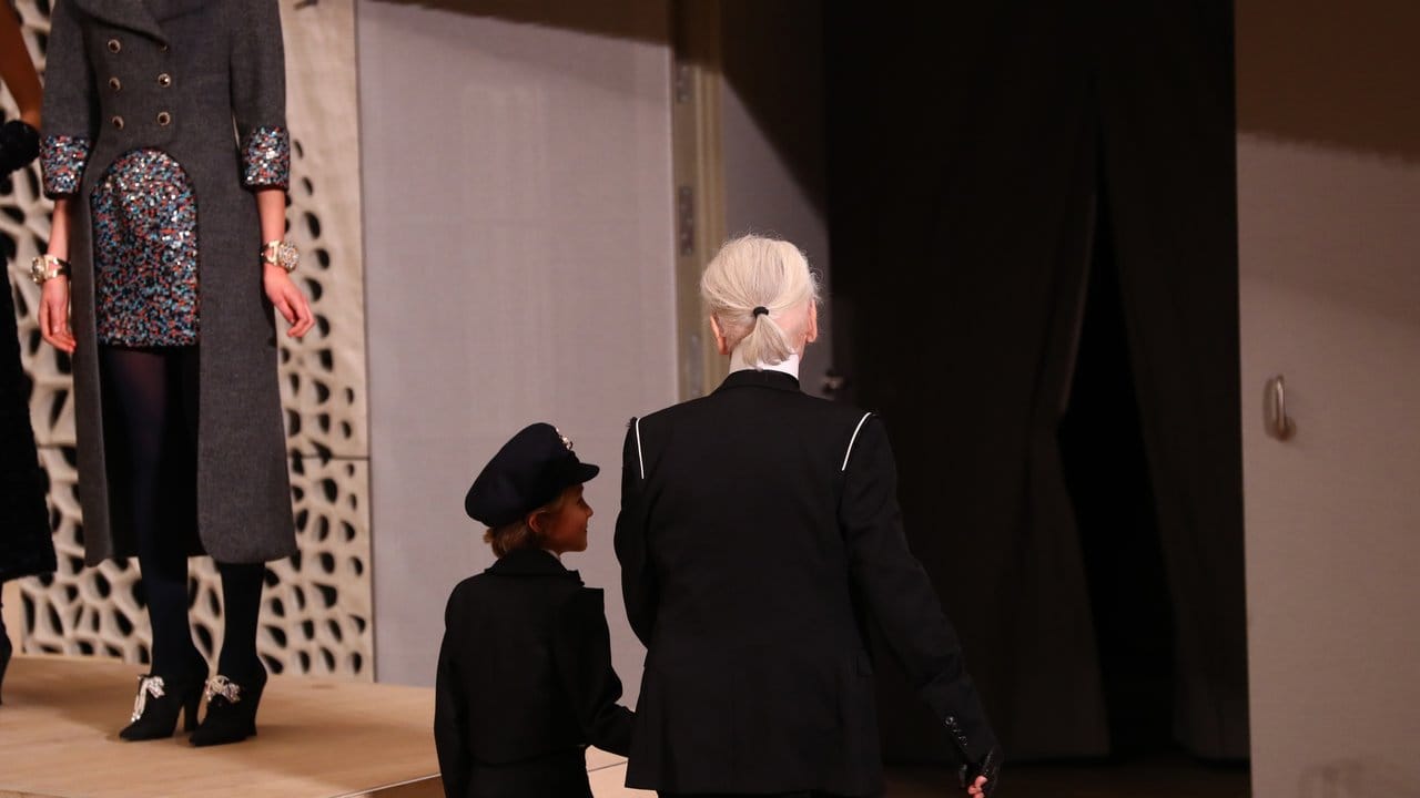 Die Show ist vorbei: Karl Lagerfeld verlässt mit Patensohn Hudson Kroenig den Großen Saal.
