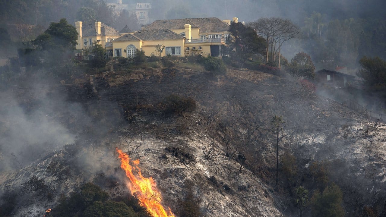 Buschfeuer brennen in der Nähe eine Villa in Bel Air.