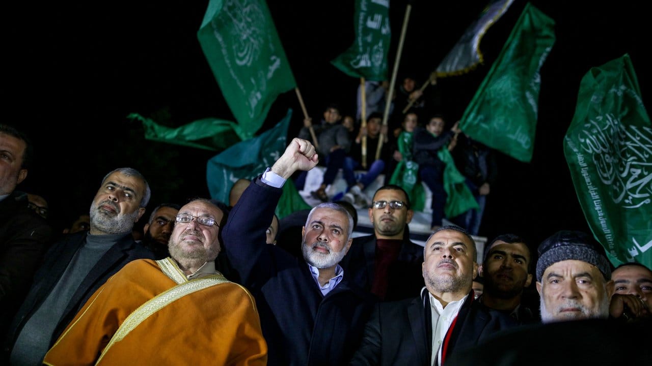 Die Anerkennung Jerusalems komme einer "Kriegserklärung gegen die Palästinenser" gleich, sagte Hamas-Chef Ismail Hanija (M).