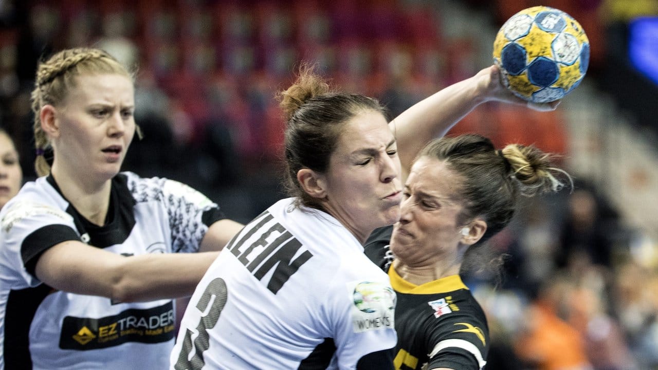 Für Isabell Klein (l) ist die Heim-WM das Highlight ihrer Karriere als Handballerin.