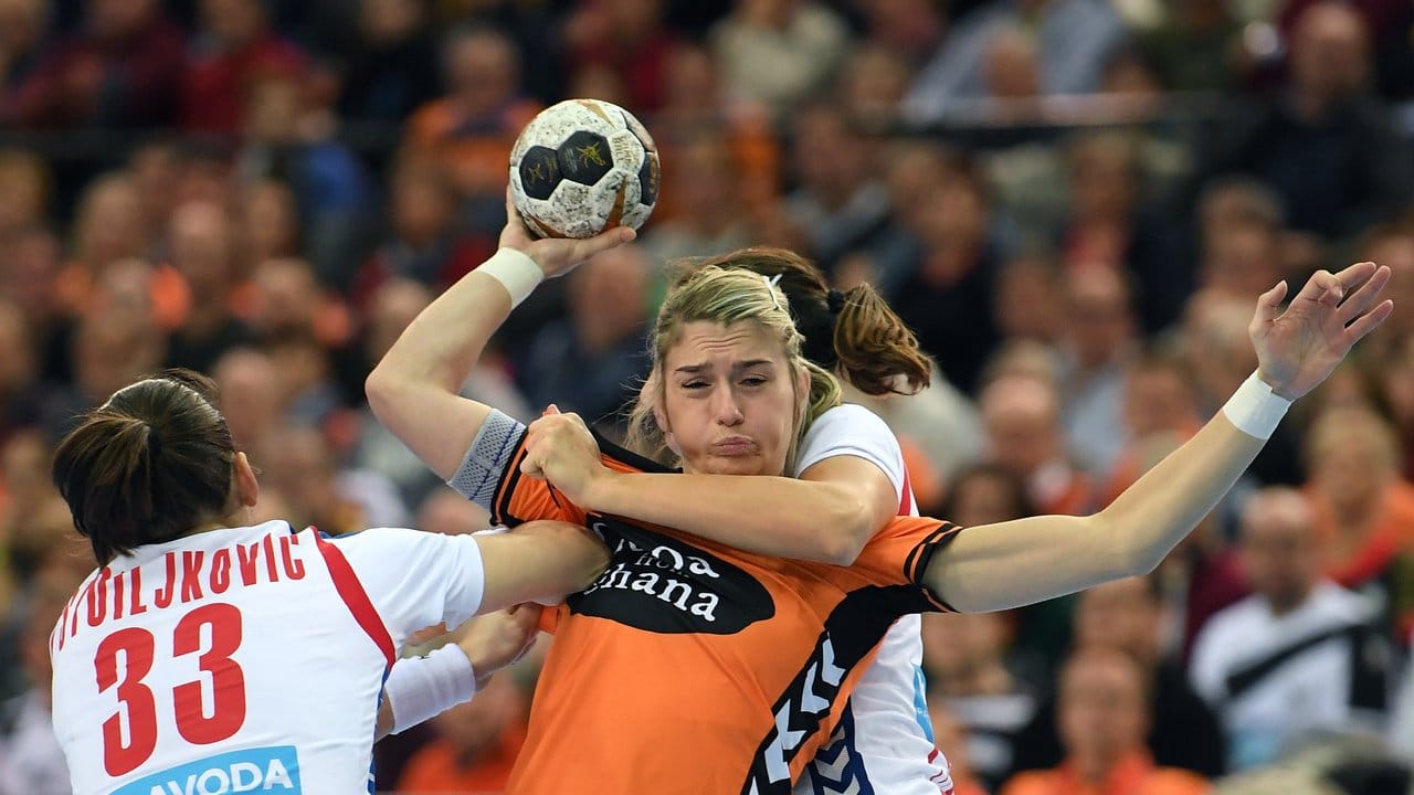 Die Niederländerin Estavana Polman (M) ist mit Leib und Seele Handballspielerin.