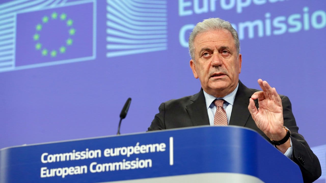 EU-Kommissar Avramopoulos bedauert, diesen Schritt tun zu müssen.