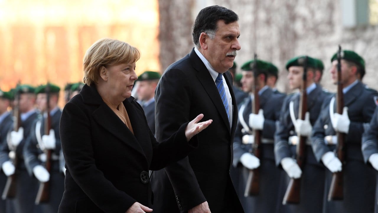 Angela Merkel empfängt den Libyschen Ministerpräsidenten Fajis al-Sarradsch mit militärischen Ehren in Berlin.