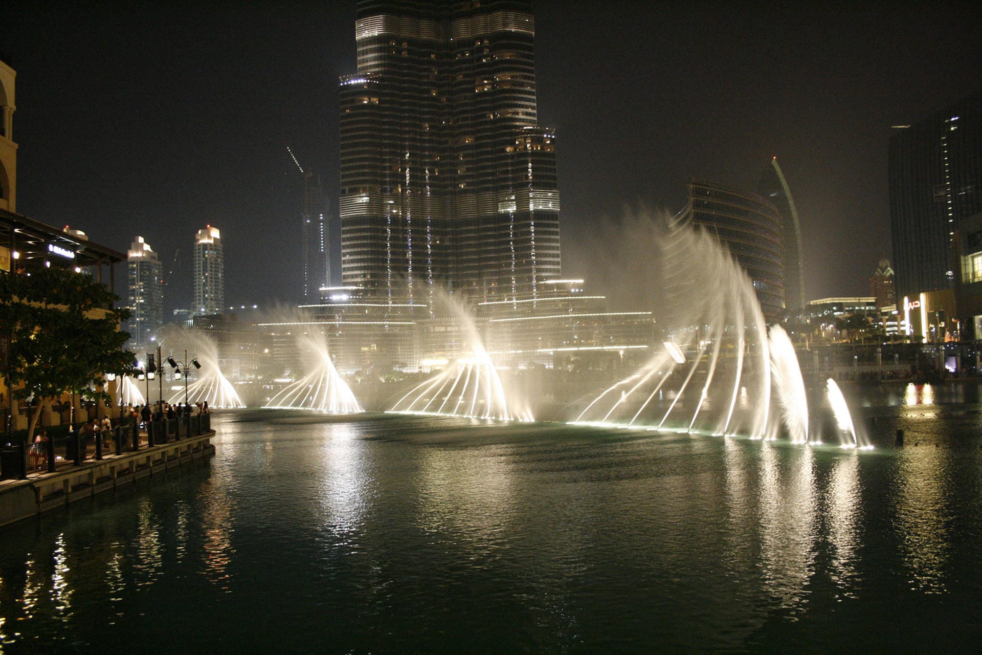 In Burj Khalifa Lake gibt es Wasserspiele am Abend.