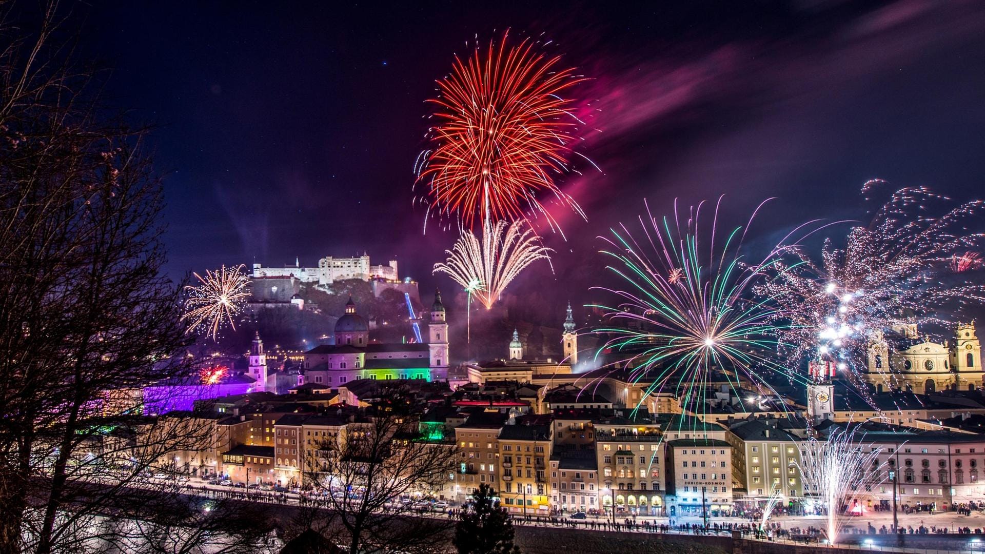 In der Salzburger Altstadt gibt es – neben vielen musikalischen Acts – ein großes Feuerwerk von der Festung Hohensalzburg.